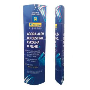 Totem Elíptico 550 x 1800 mm Cartão duplex: 360 g/m2 Medida geral: 180x55 cm 4/0 laminação de substratos rígidos, frente fosca e impressão UV Corte especial Material Produzido e Faturado por O.L.A.G. Ltda